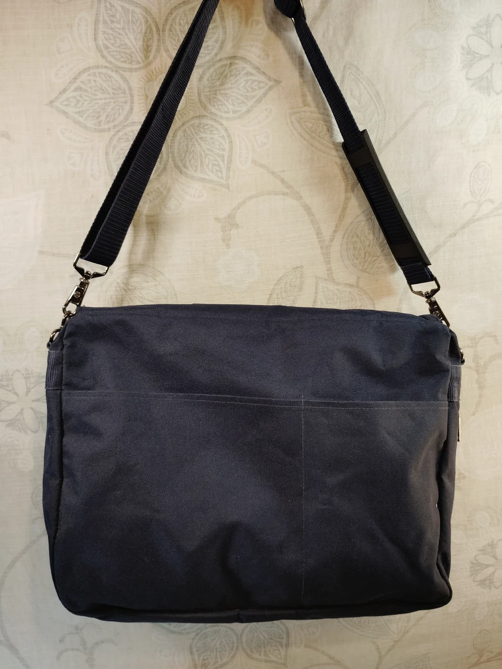 'No Strings Attached' Navy Expandable Messenger Bag